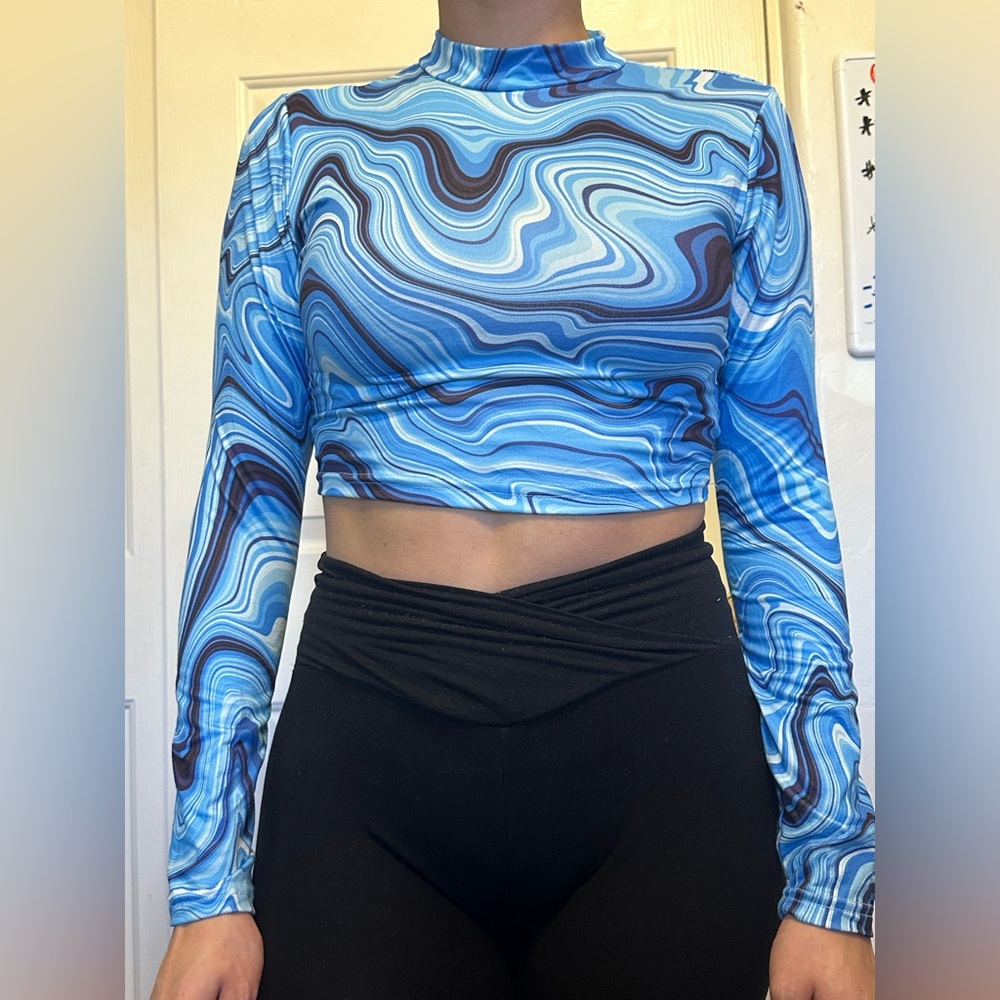 Shin crop top, synthetic material